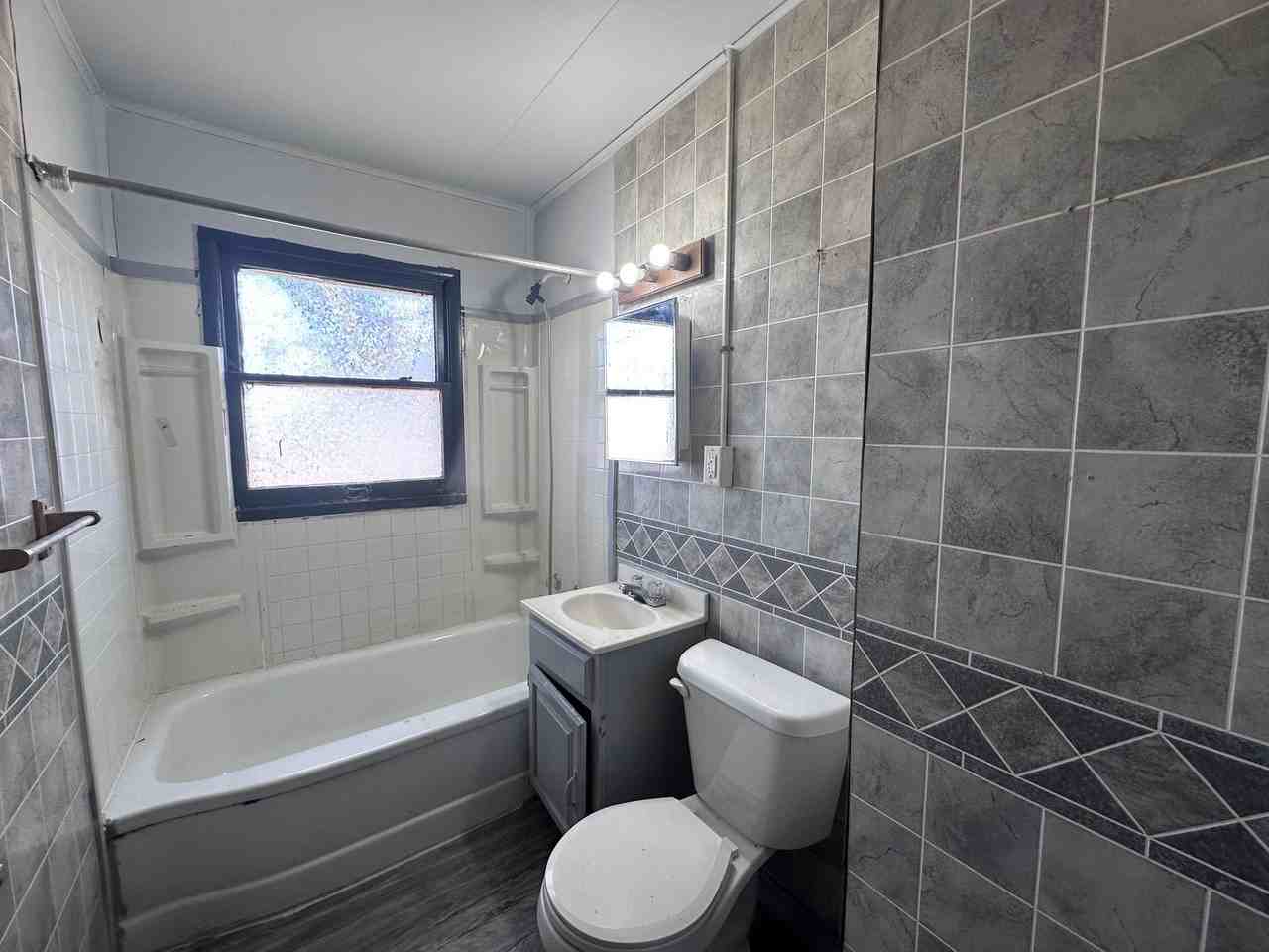 1005 Giddings St - Photo 4 of 13