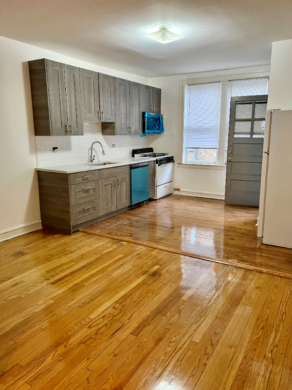 5031 N Harding Ave Apt 3w #3W - Photo 3 of 10