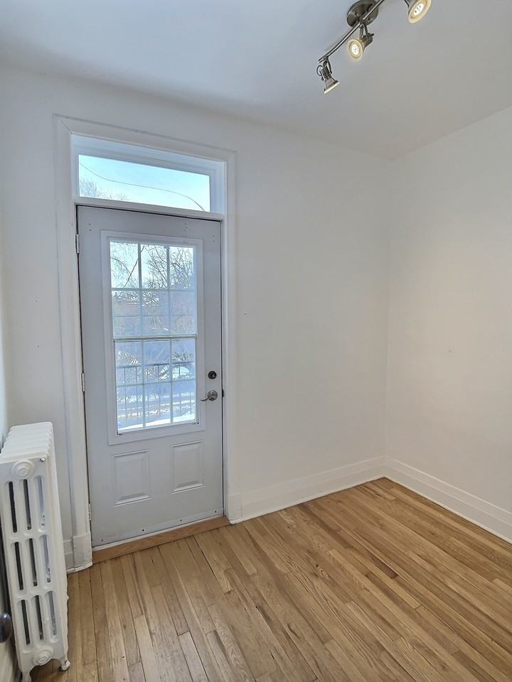 6977 Rue de Terrebonne - Photo 2 of 23