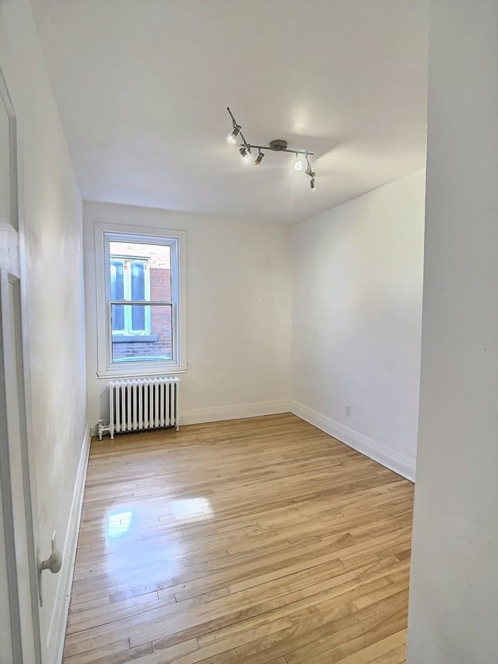 6977 Rue de Terrebonne - Photo 5 of 23