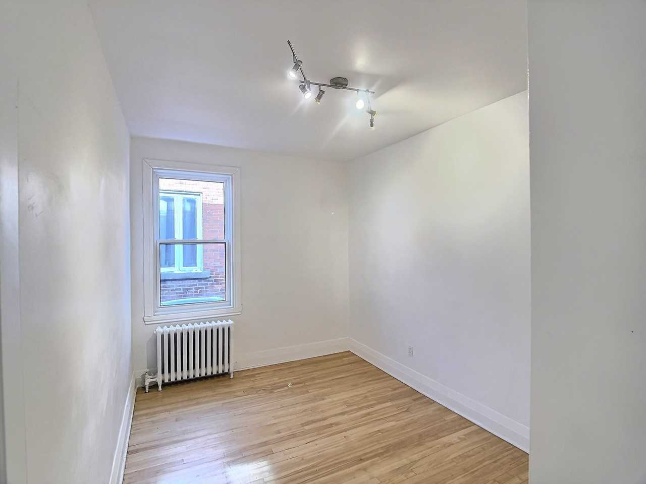 6977 Rue de Terrebonne - Photo 6 of 23