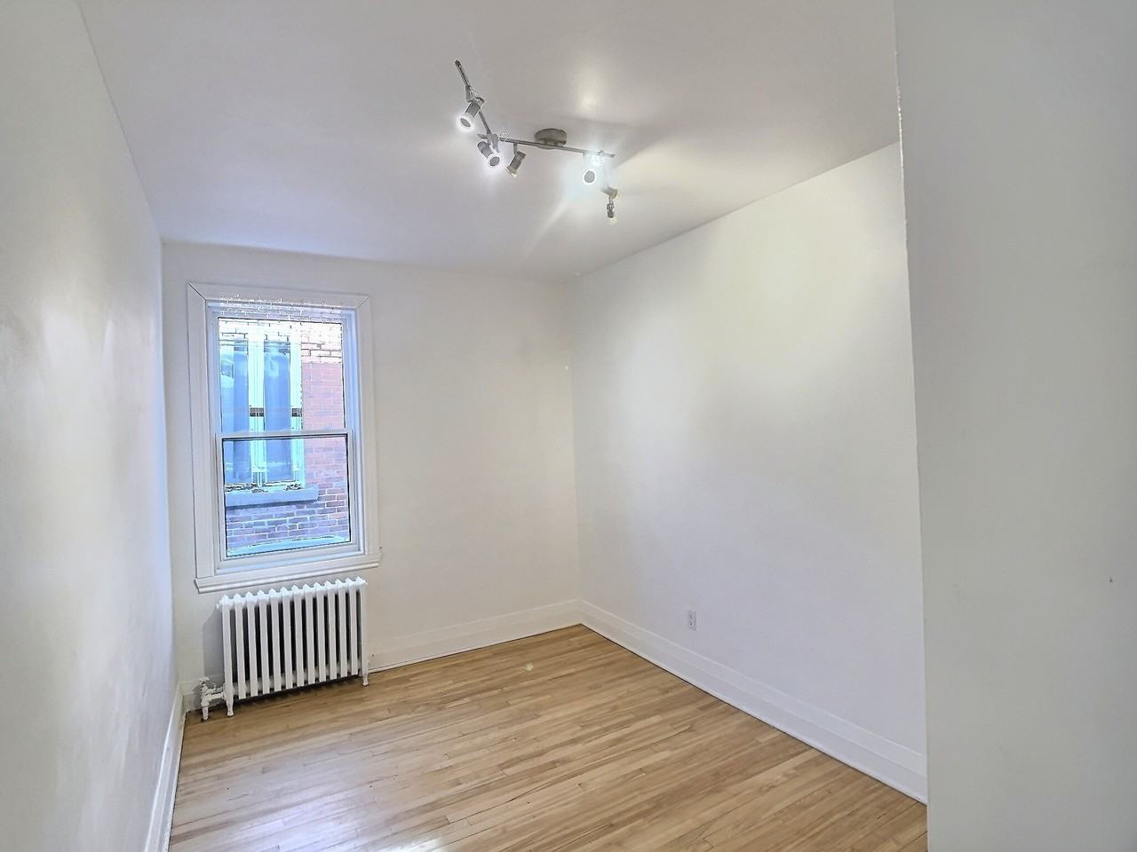 6977 Rue de Terrebonne - Photo 7 of 23