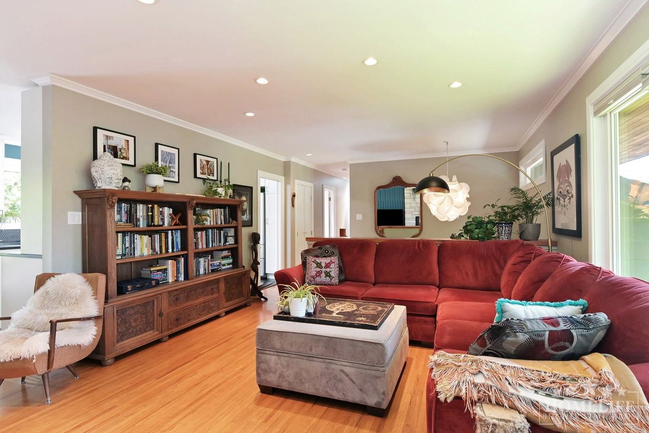 10945 Lawrie Cres - Photo 3 of 29