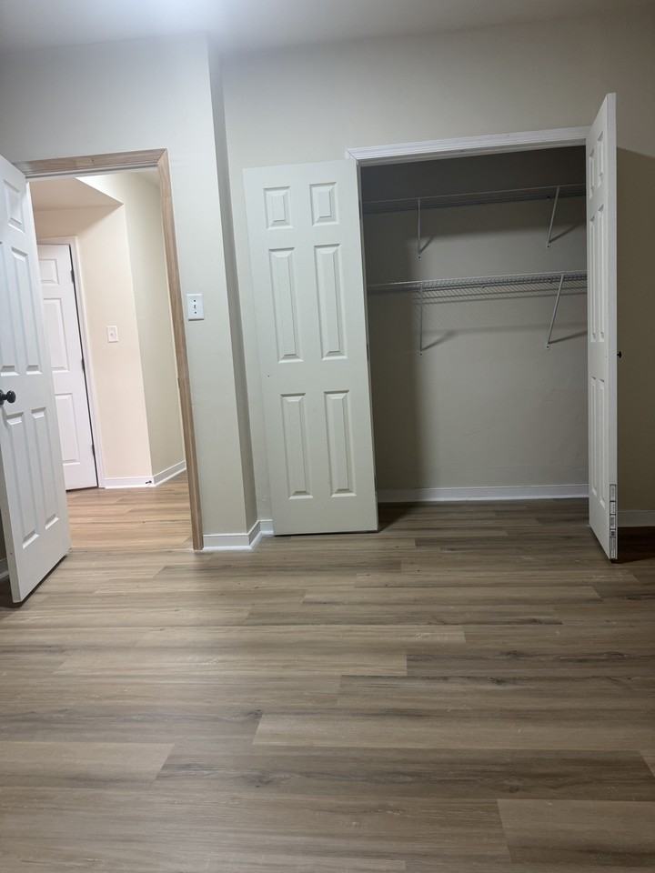 628 Abbey Village Cir #BS - Photo 2 of 5