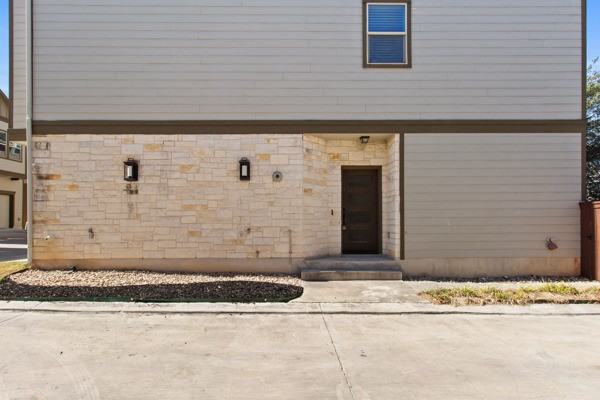 221 E Courtland Pl - Photo 3 of 40