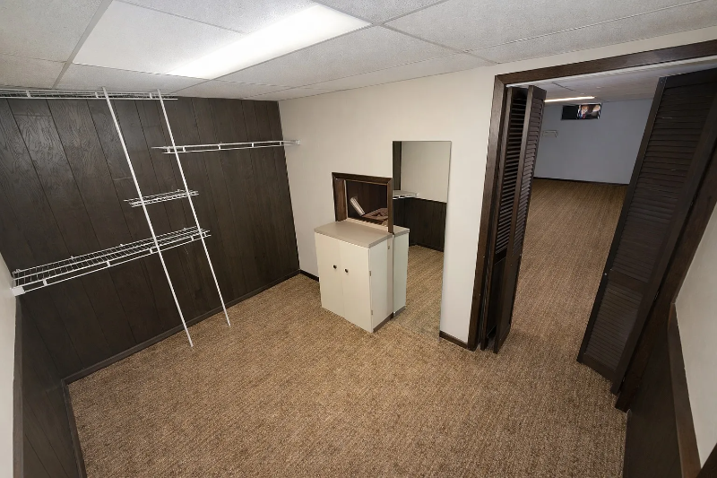 1295 Chambers Rd - Photo 5 of 17