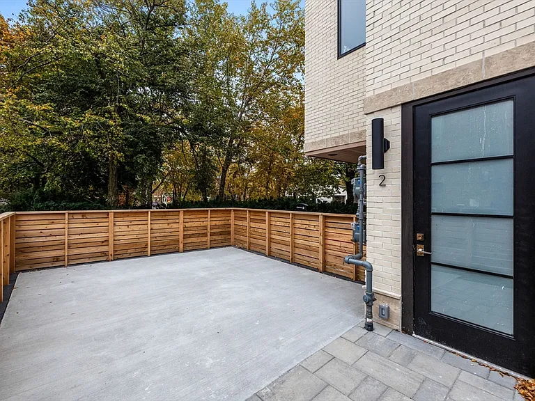 300 Franklin St #2 - Photo 4 of 16