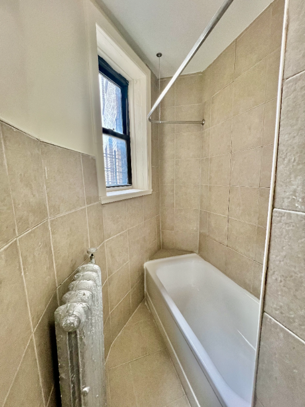 358 Bergen Ave - Photo 3 of 6