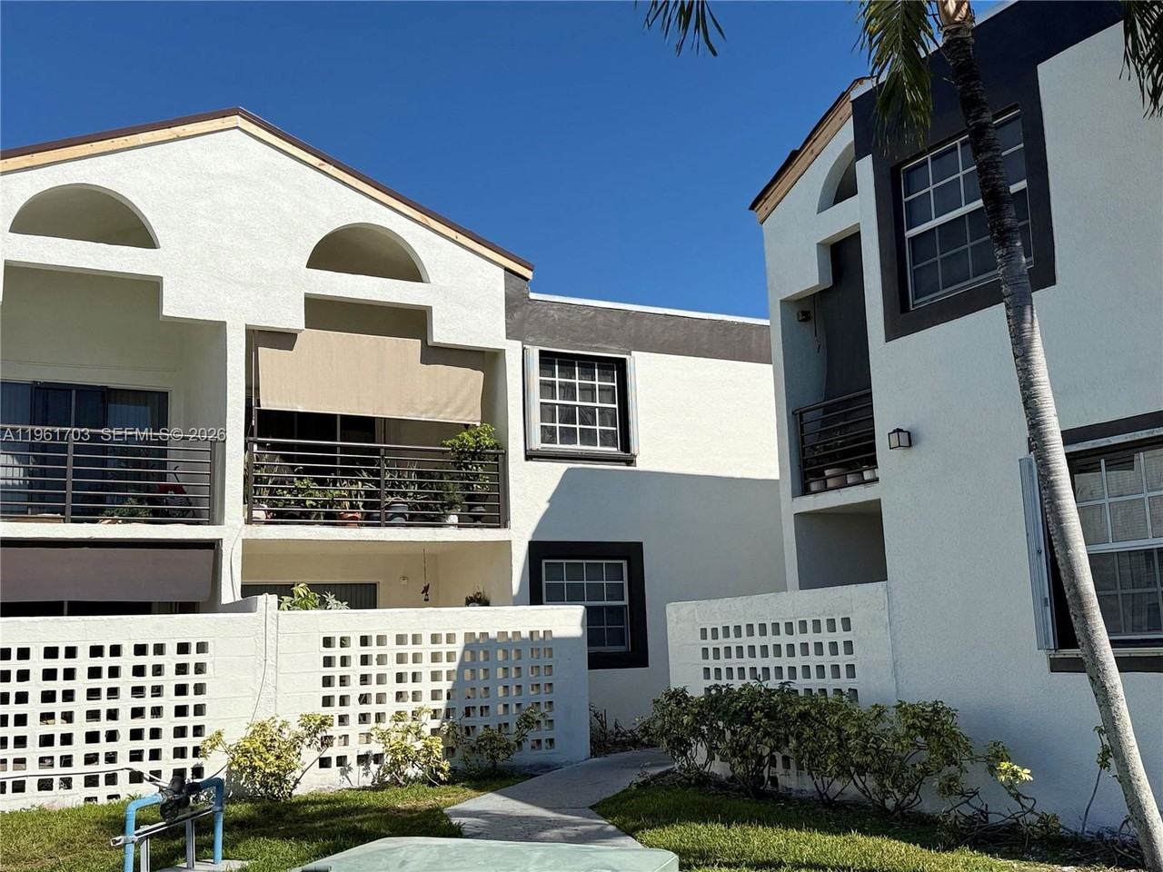 Blvd Fontainebleau Boulevard - Photo 2 of 8