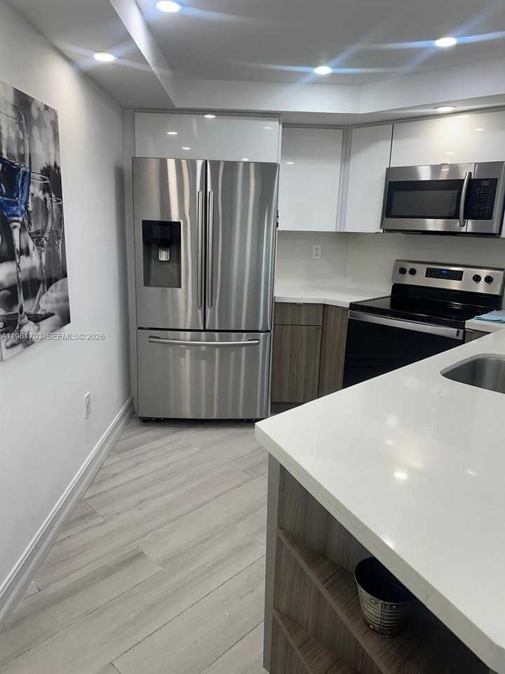 Blvd Fontainebleau Boulevard - Photo 5 of 8