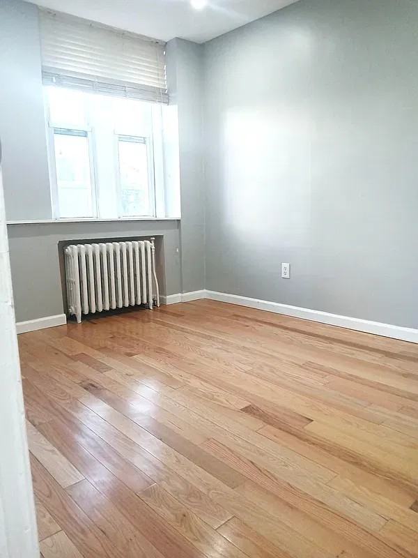 Jackson Ave #2R - Photo 4 of 8