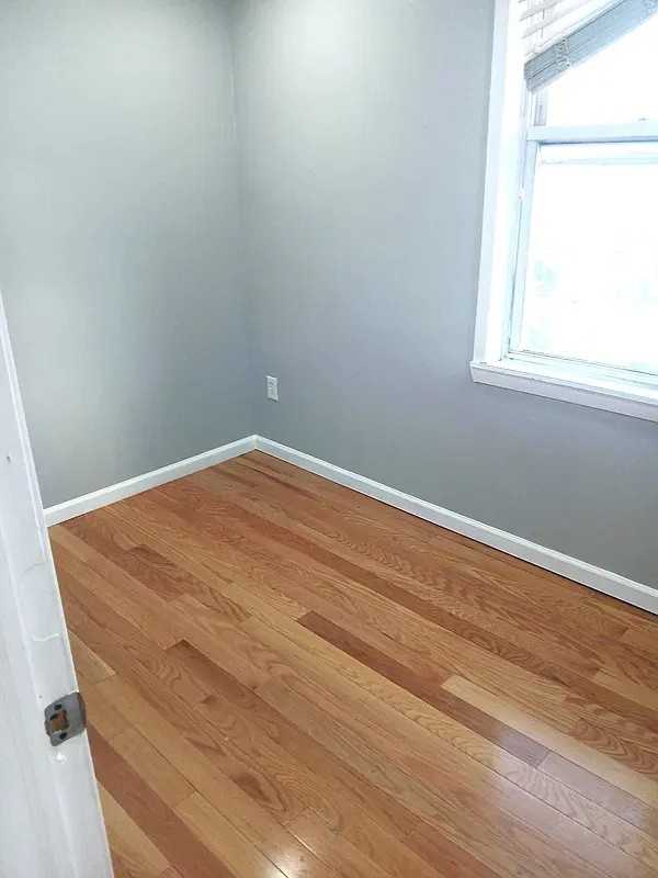 Jackson Ave #2R - Photo 5 of 8