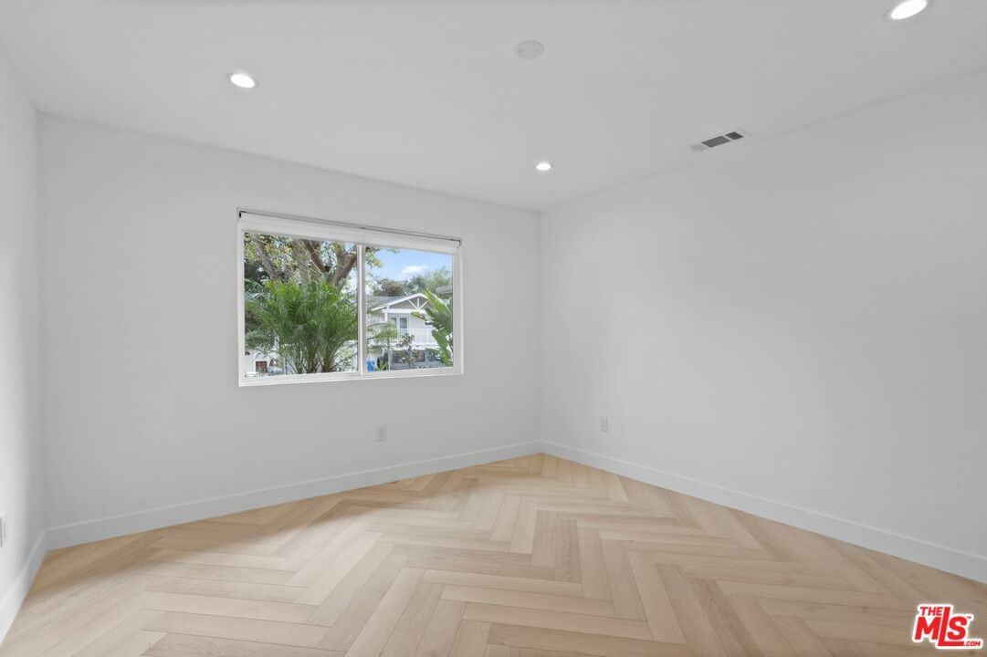 3549 Elm Dr - Photo 2 of 8