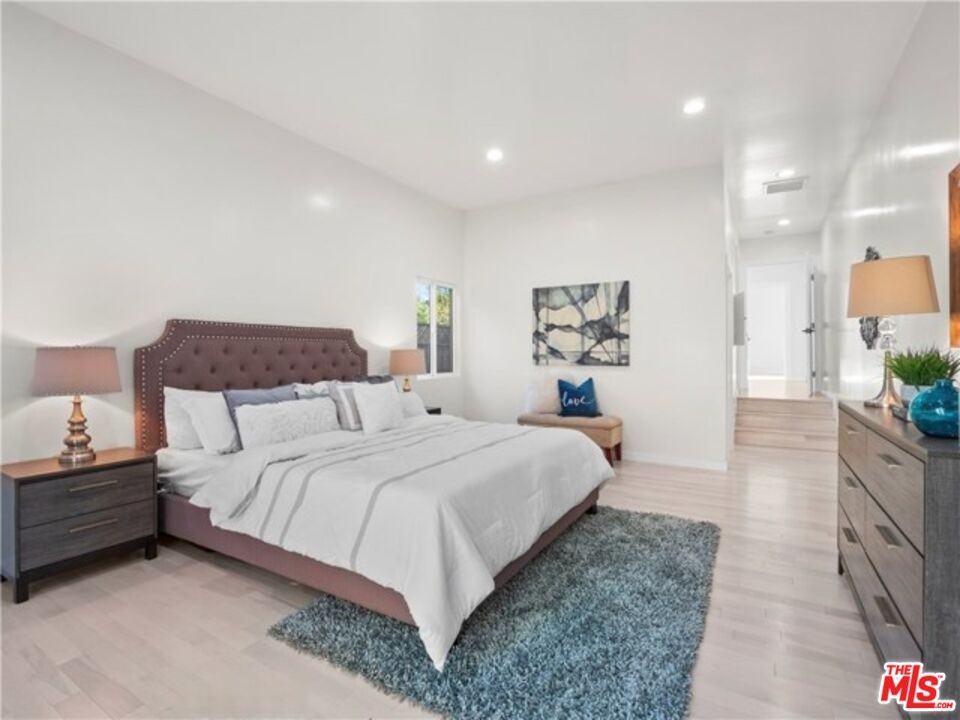 17601 Rhoda St - Photo 3 of 8