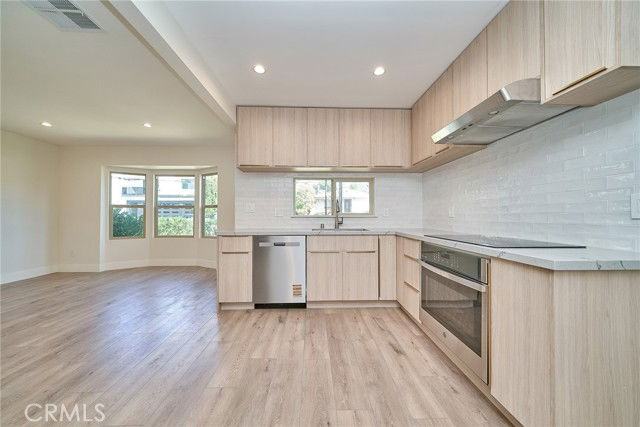 2938 Mary St - Photo 2 of 8