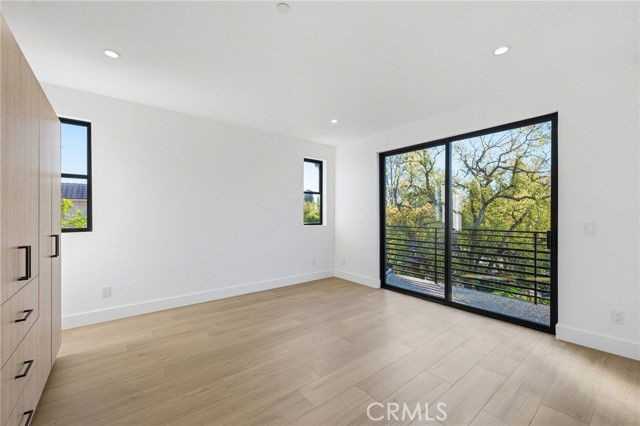 13602 Burbank Blvd - Photo 3 of 8