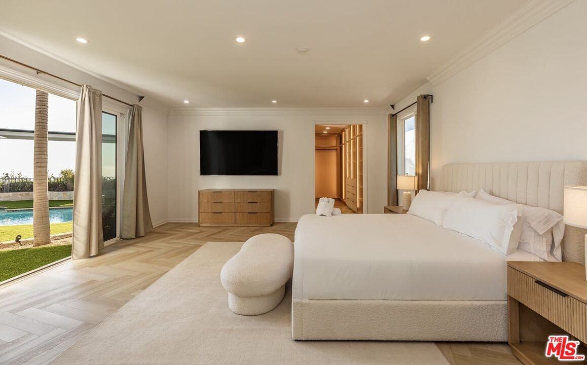 560 Chalette Dr - Photo 5 of 8