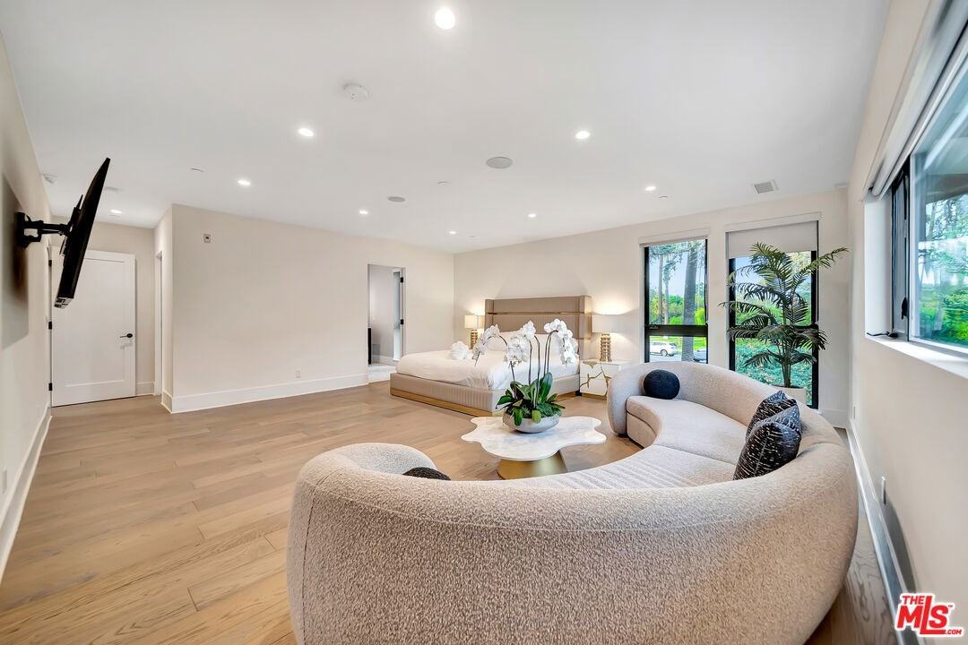 721 N Beverly Dr - Photo 3 of 8