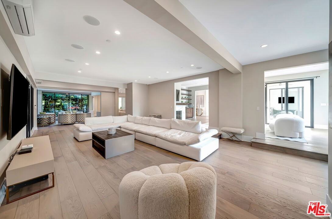 721 N Beverly Dr - Photo 6 of 8