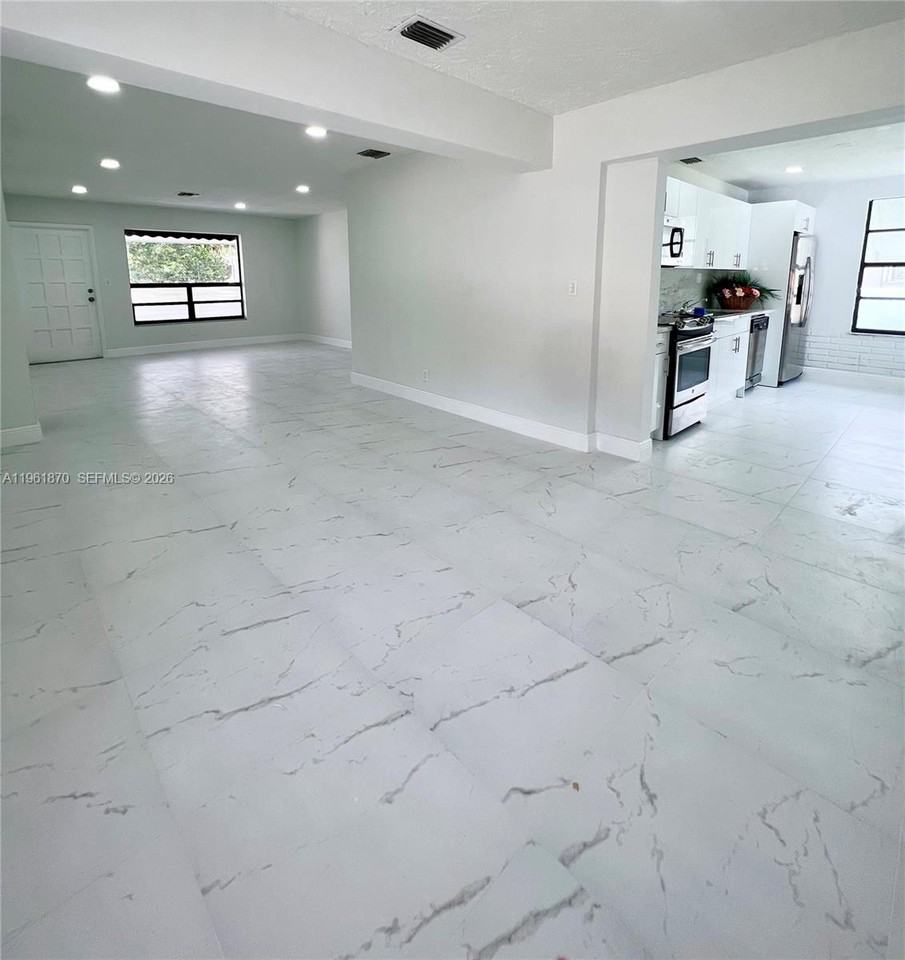 931 Nw 35th Ave - Photo 2 of 8