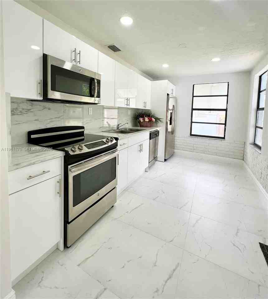 931 Nw 35th Ave - Photo 3 of 8