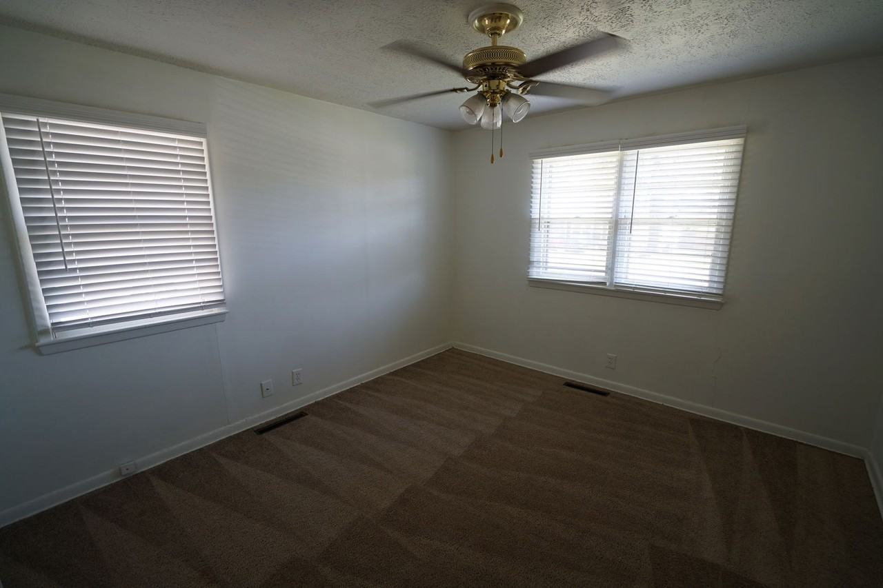 2020 Stratford Rd - Photo 4 of 8