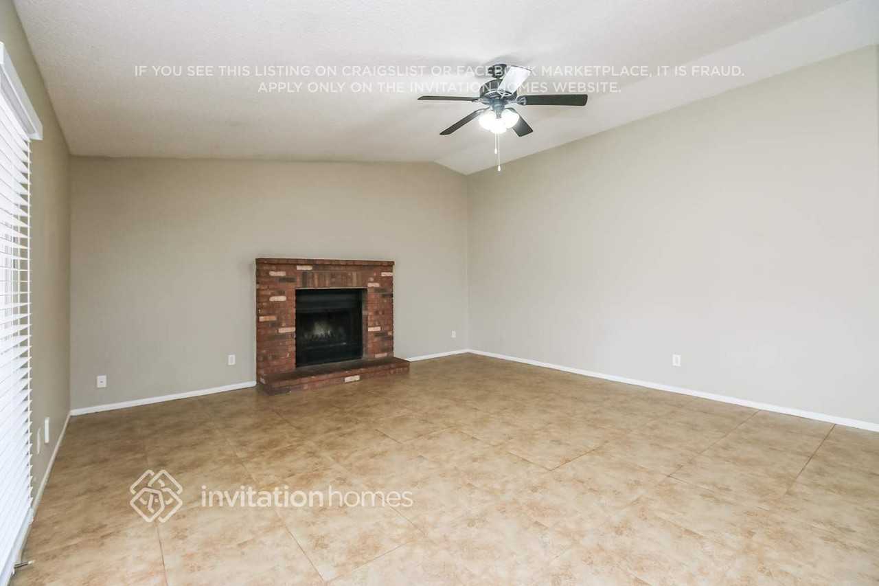 2323 N Evergreen St - Photo 3 of 17