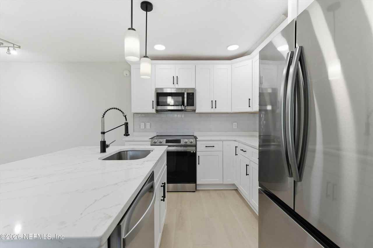 10407 Big Tree Cir W - Photo 4 of 27