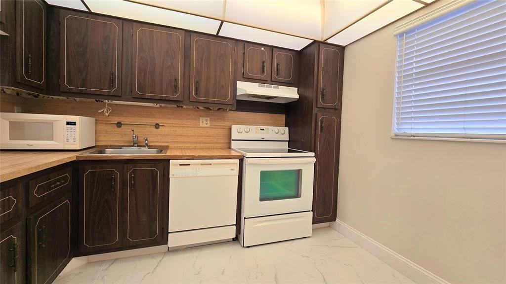 8421 Lagos De Campo Blvd - Photo 3 of 50