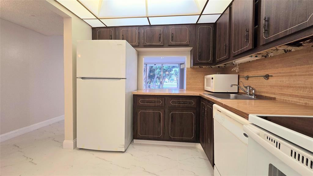 8421 Lagos De Campo Blvd - Photo 4 of 50