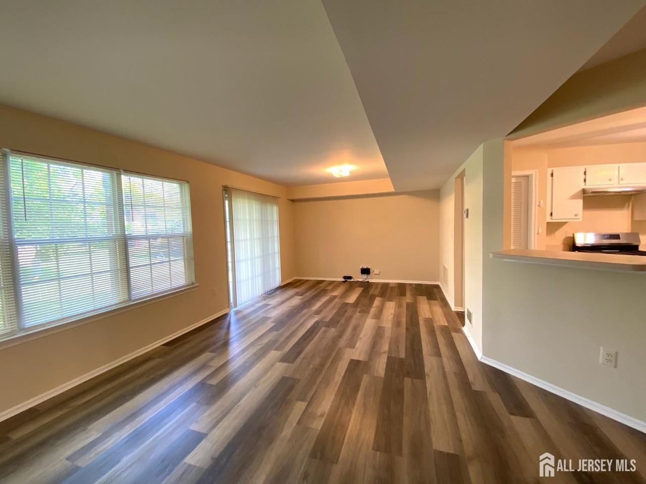 420 Plymouth Rd - Photo 4 of 16