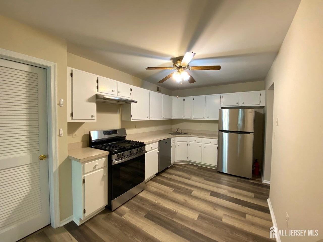 420 Plymouth Rd - Photo 6 of 16