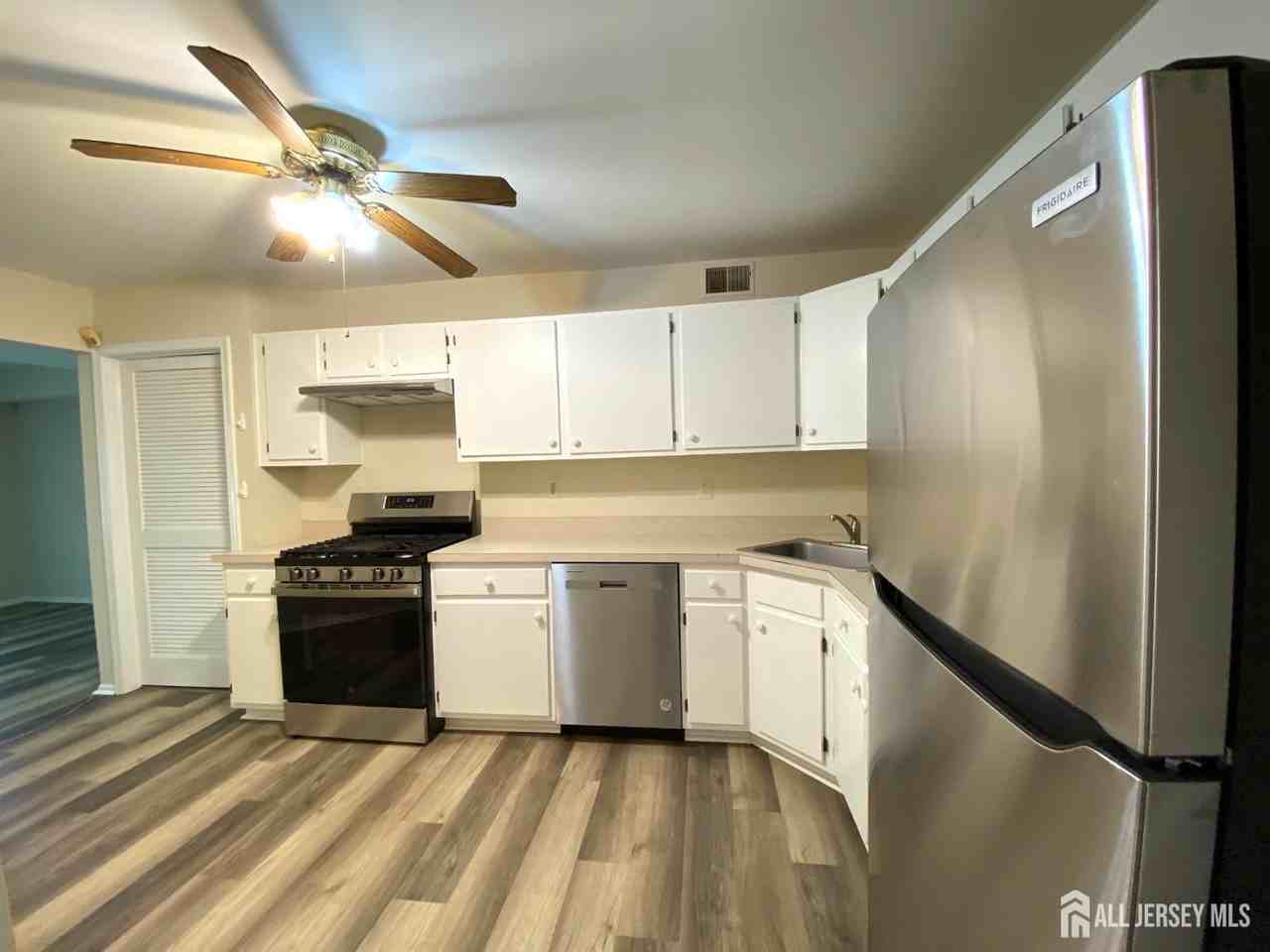 420 Plymouth Rd - Photo 7 of 16