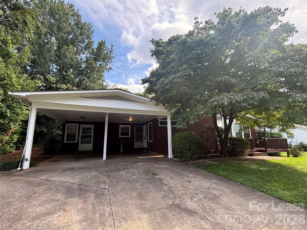 724 Oakdale Dr - Photo 3 of 19