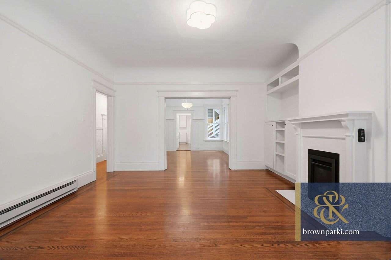 1056 Cole St - Photo 4 of 22