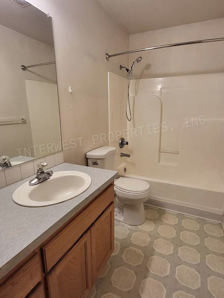 1608 Southeast 43rd Avenue - Photo 6 of 20