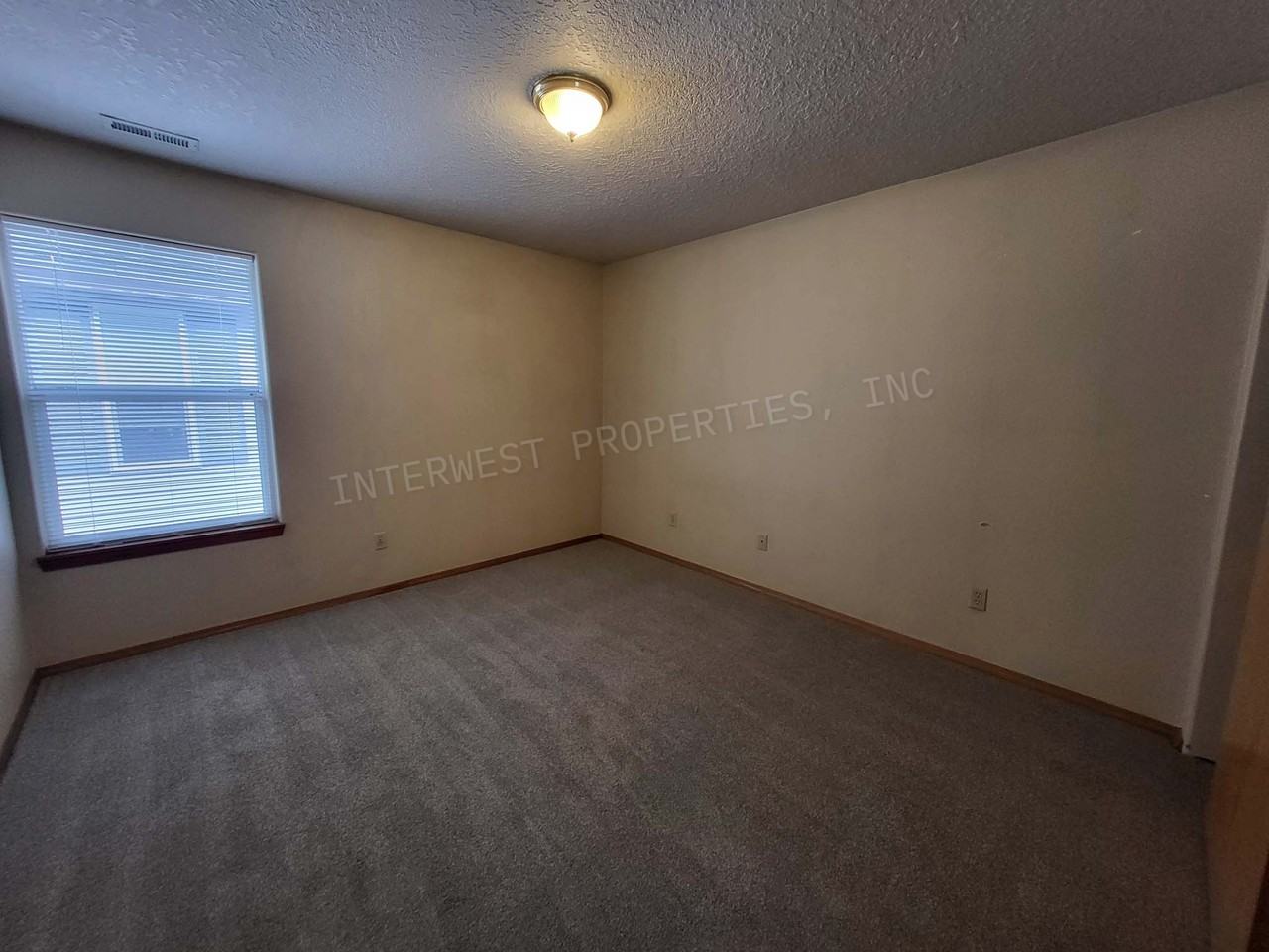 1608 Southeast 43rd Avenue - Photo 7 of 20