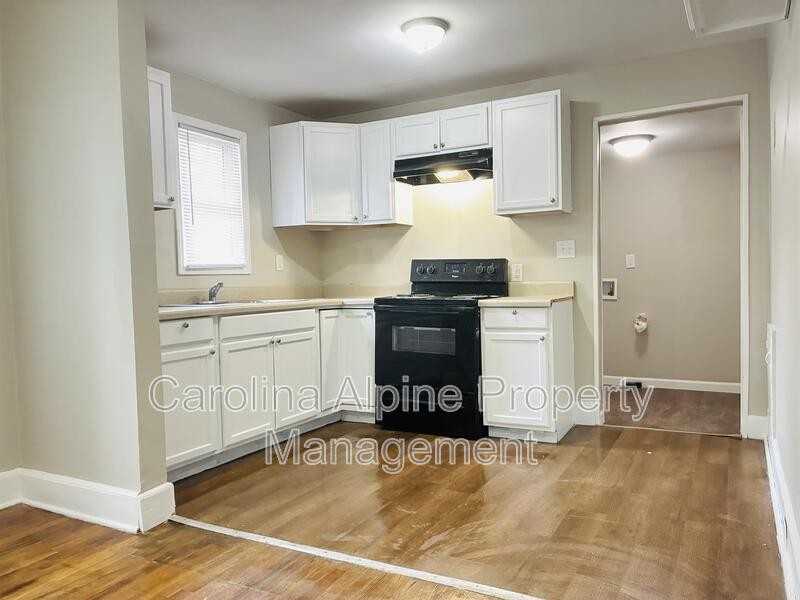 512 Kings Rd - Photo 4 of 16