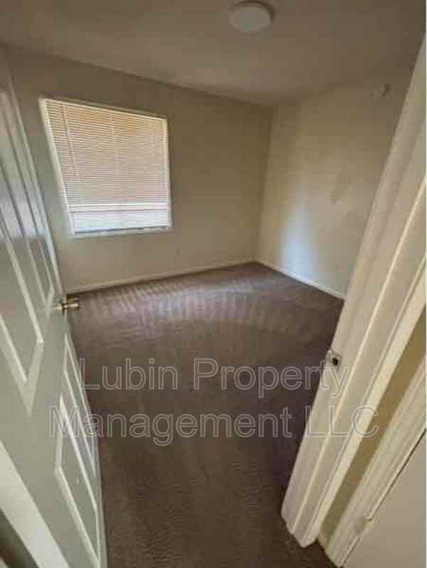 4712 Royal Ridge Dr - Photo 3 of 7