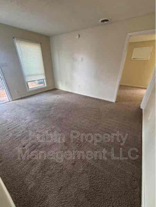 4712 Royal Ridge Dr - Photo 4 of 7