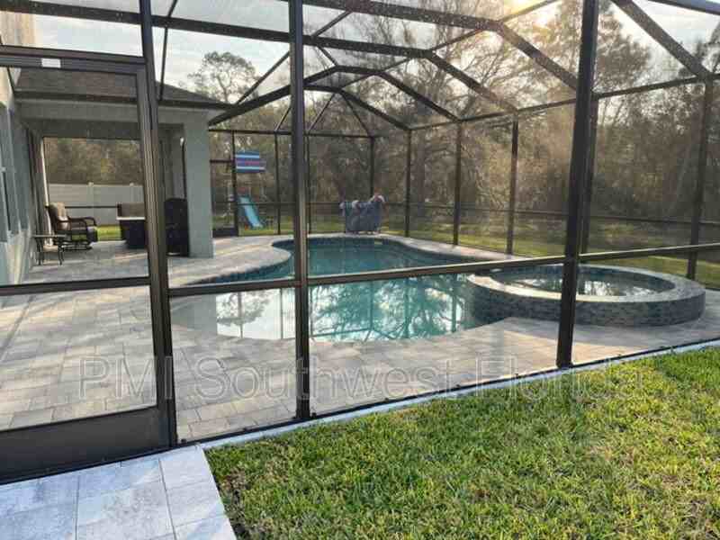 16474 Woodside Gln - Photo 3 of 9