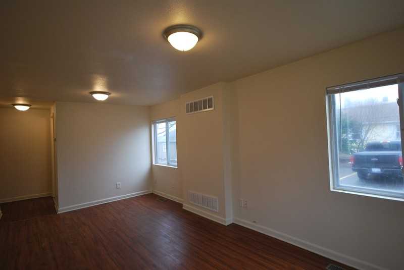 1027 La Salle Ave #B - Photo 2 of 10