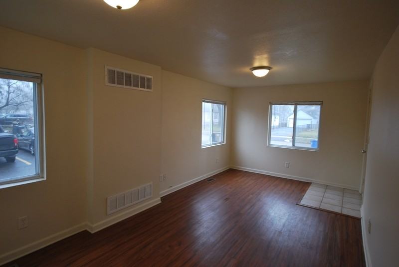 1027 La Salle Ave #B - Photo 3 of 10