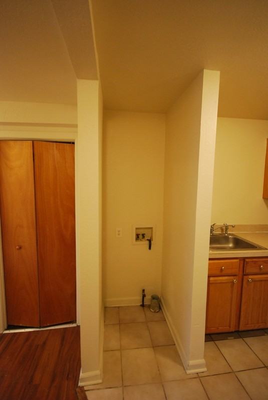 1027 La Salle Ave #B - Photo 5 of 10