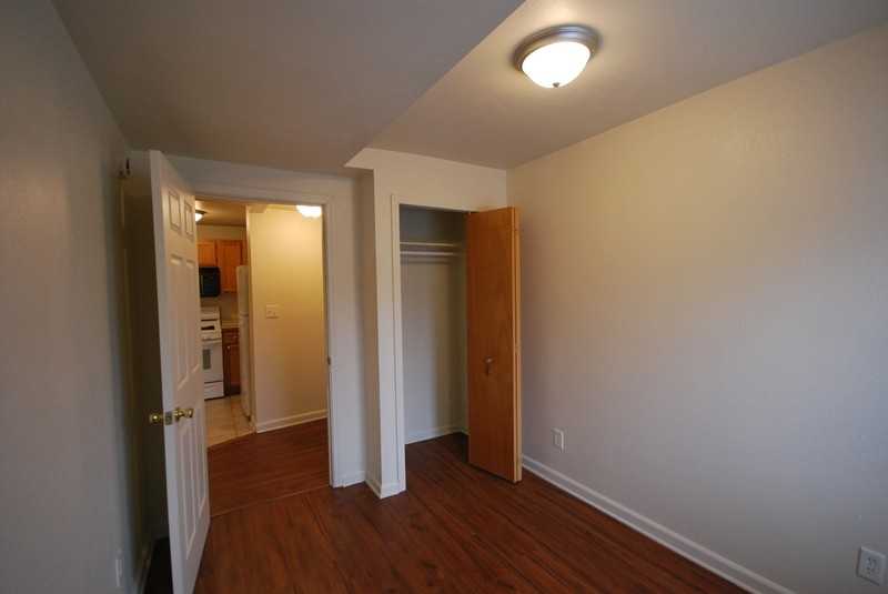 1027 La Salle Ave #B - Photo 6 of 10