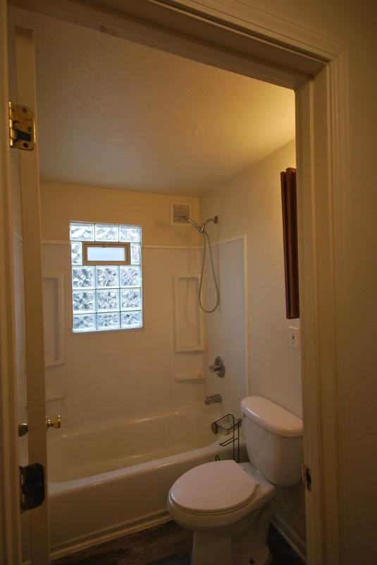 1027 La Salle Ave #B - Photo 7 of 10