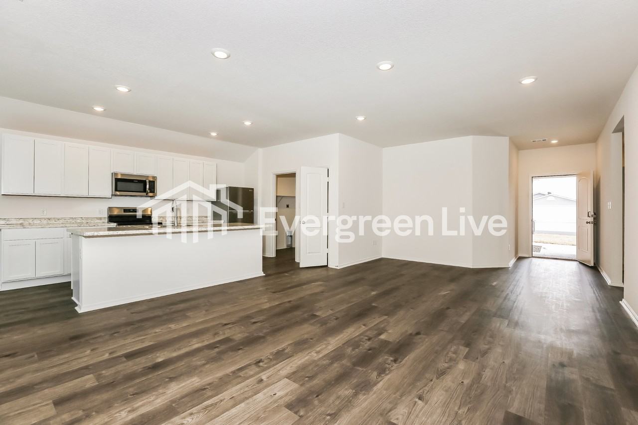 127 Jasmine Ct - Photo 4 of 16