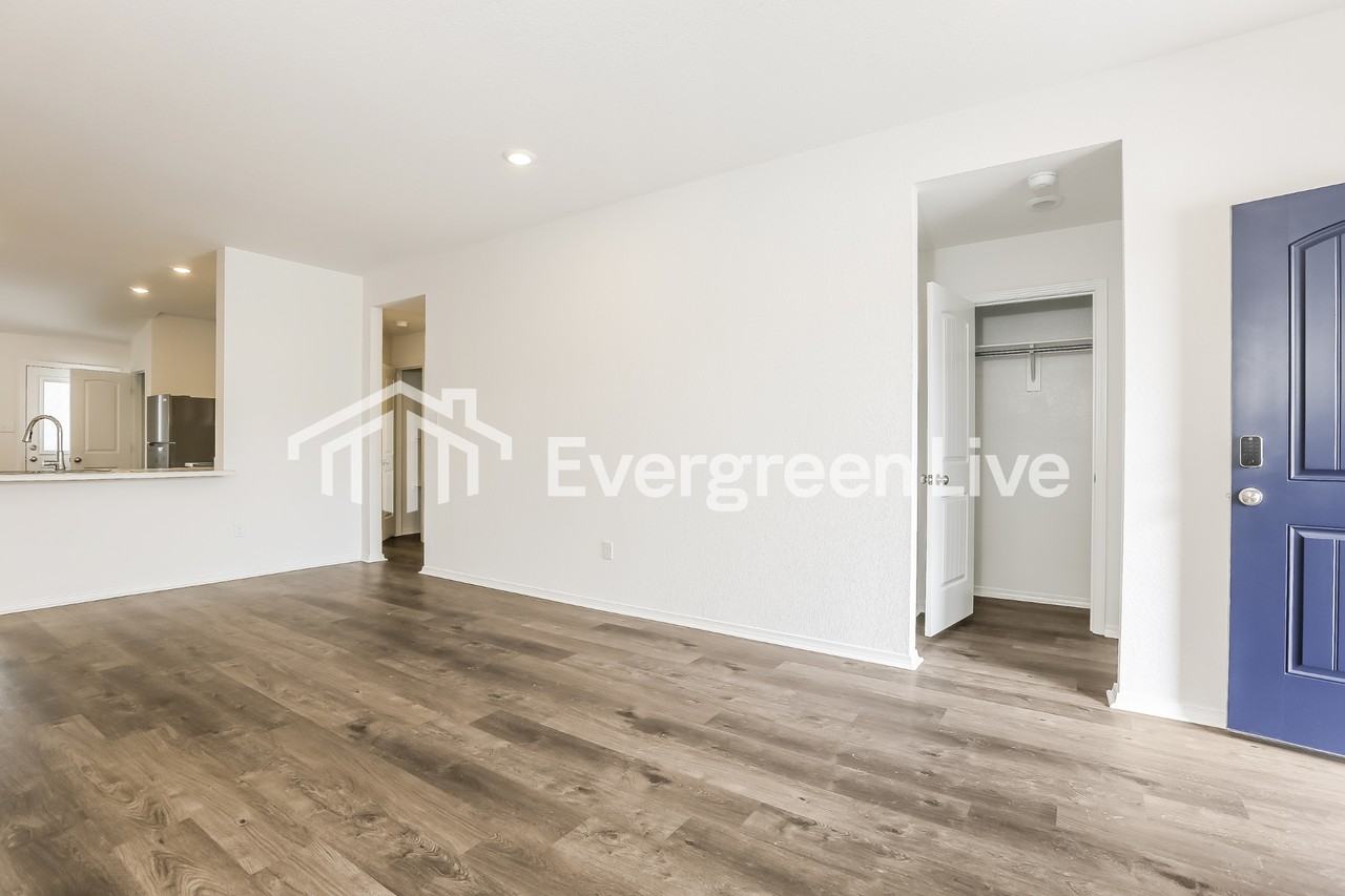 137 Jasmine Ct - Photo 3 of 15