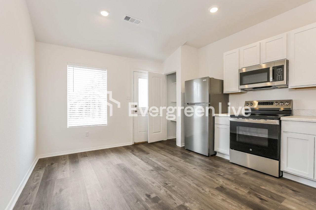 137 Jasmine Ct - Photo 5 of 15