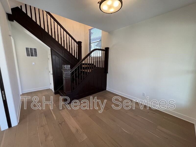 822 Union St - Photo 3 of 23